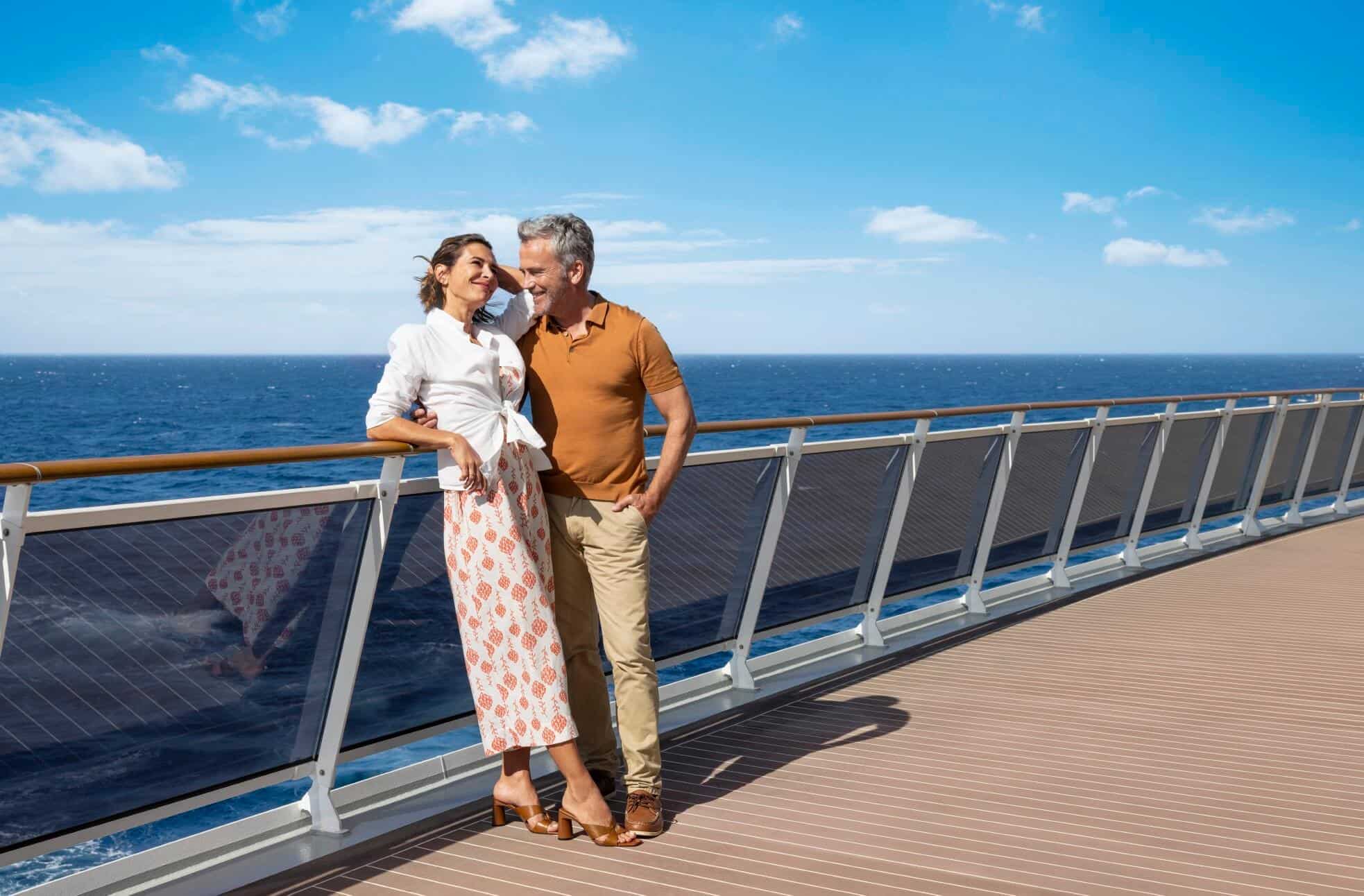 זוג בגיל השלישי בחופשת קרוז